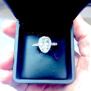 Nwot solitaire lab made Diamond engagement ring band has 7 diamonds on each side